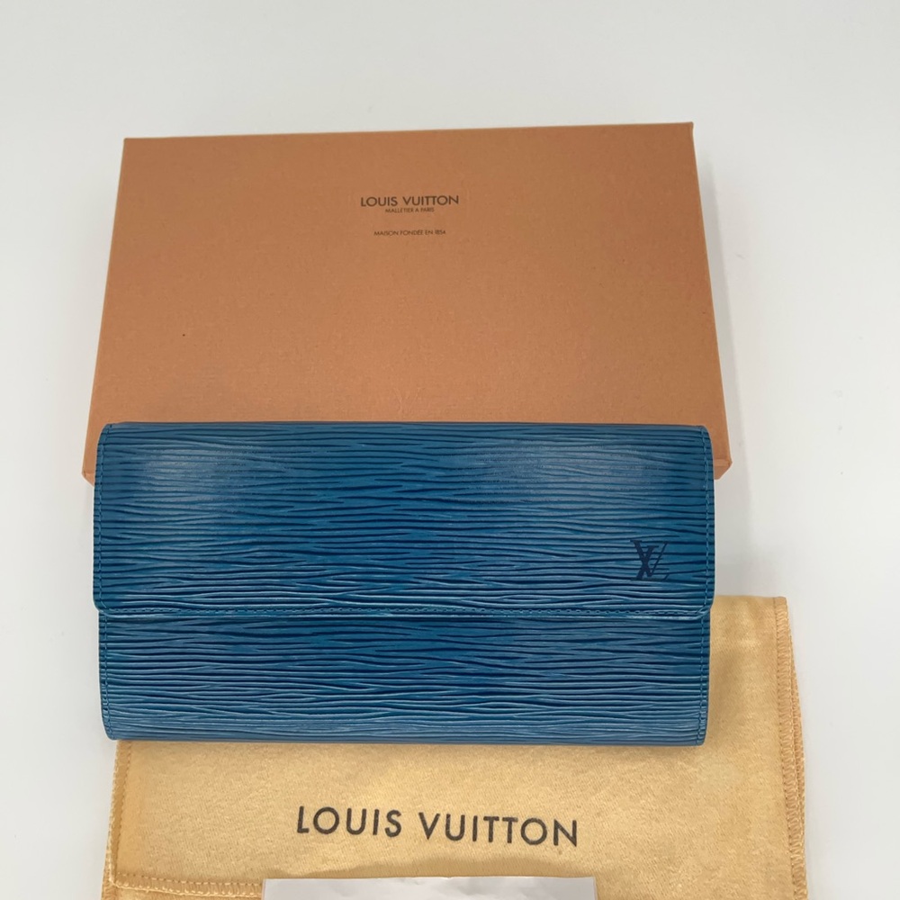 LV Wallet Merytille Blue Epi in Excellent Condition w/Box and Dust Bag!💙